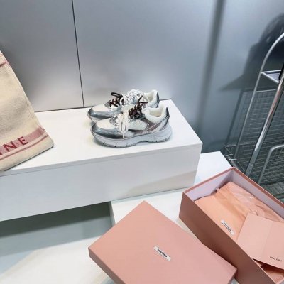 高品质出厂 顶级品质Miu Miu 缪缪 25春夏新款复古擦色老爹鞋厚底休闲鞋 颜值担当火爆款运动鞋 不得不入的一款 做旧时尚 简约高级 随意搭配上脚非常舒适