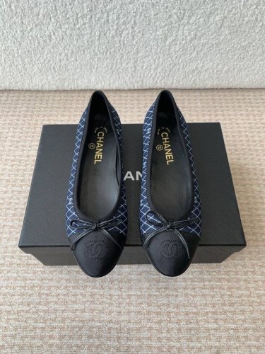 Chanel小香 25Ss 春夏鞋头 电绣点缀 芭蕾舞鞋 宛如女神脖子上的项链 上脚包裹性非常好 上脚跟显瘦 真的是超级精致 复古的玛丽珍太对味了 个人最喜欢好