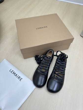 平底 绑带单鞋 两穿 Lemaire 来自法国巴黎 设计师品牌 女鞋 头层牛皮 真皮包跟 档次满满 黑色 绑带设计 将肌肤分割成块面，有着若隐若现的魅力。 弹力 - 点击图像关闭