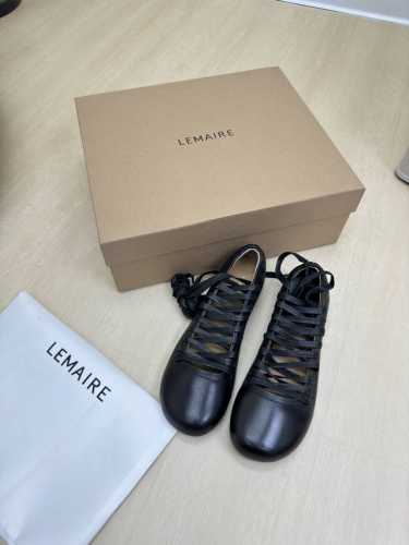 平底 绑带单鞋 两穿 Lemaire 来自法国巴黎 设计师品牌 女鞋 头层牛皮 真皮包跟 档次满满 黑色 绑带设计 将肌肤分割成块面，有着若隐若现的魅力。 弹力