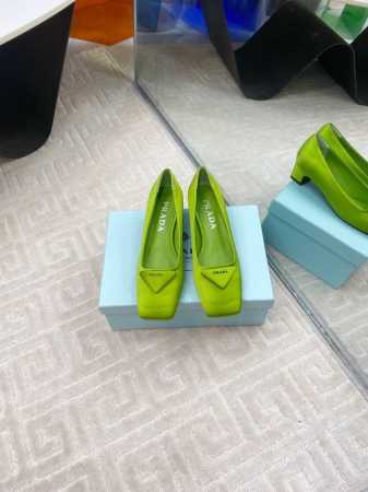 Prada 普拉达 25Ss 春夏新款 粗跟 方头 单鞋 凉鞋 简单的设计大概就是它最让人喜欢的点 不是烂大街的那种 很有自己的品牌个性 面料采用小牛漆皮 内里 - 点击图像关闭