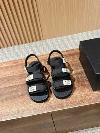Cha 春夏魔术贴凉鞋 这种发泡底的鞋子 柜柜里每年换着版面出 你还别说 脚感轻若无物 造型感很好 时髦哦 Size #35-41 40 41订做不退换 - 点击图像关闭