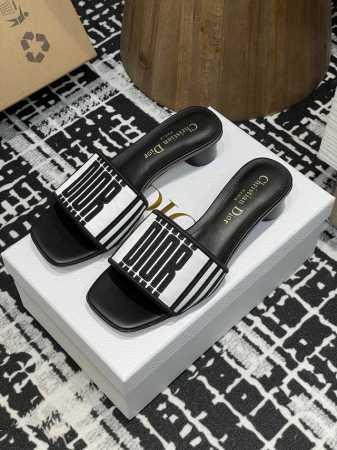 平底 -高跟210-25ss夏季新款Dior Dway蝴蝶刺绣粗跟电绣一字凉拖鞋2025最新配色这款 Dway 棉质凉拖是一款经典单品。黑色和白色棉质刺绣鞋面饰 - 点击图像关闭