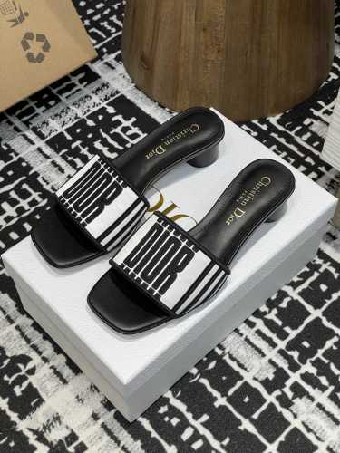 平底 -高跟210-25ss夏季新款Dior Dway蝴蝶刺绣粗跟电绣一字凉拖鞋2025最新配色这款 Dway 棉质凉拖是一款经典单品。黑色和白色棉质刺绣鞋面饰
