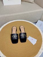 顶级版-真皮底Valentino 25最新经典百搭V扣小矮跟后空拖鞋 出厂 ────── 面料：顶级小牛皮 ────── 内里：全粒面混种羊皮 ────── 大