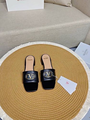 顶级版-真皮底Valentino 25最新经典百搭V扣小矮跟后空拖鞋 出厂 ────── 面料：顶级小牛皮 ────── 内里：全粒面混种羊皮 ────── 大