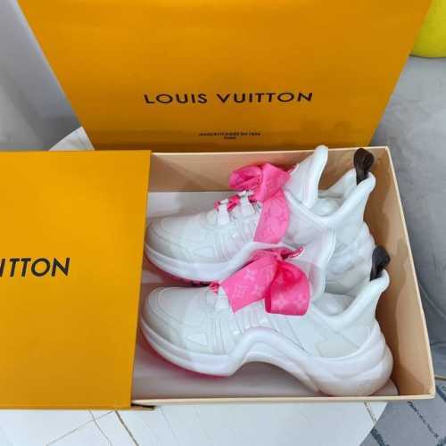 出厂 Louis Vuitton 路易威登休闲老爹鞋 弓形运动鞋 丝巾款 Ss新配色。本款 Lv 运动鞋以牛皮革和有机材质塑造鞋面，通过蝴蝶结鞋带点亮姿彩。宽大