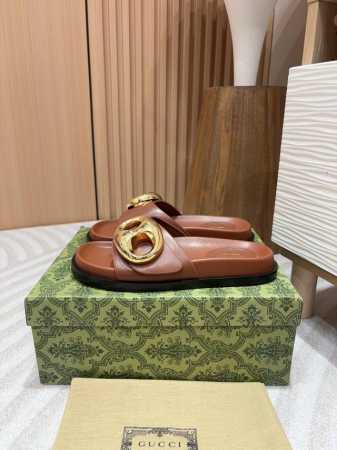 24Ss新款gucc* 船锚链女士凉拖鞋 作为20世纪60年代的标志性设计，船锚链的设计灵感源自繁华璀璨的游艇世界。这款拖鞋采用柔韧皮革匠心打造，考究细节流露优 - 点击图像关闭