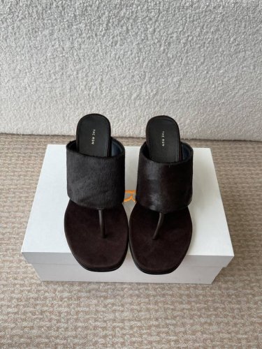 莞产新款 25Ss The Row 高跟 夹脚拖鞋 第一眼看到这个鞋子给人感觉很简单不起眼，其实上脚很好看，主要也好穿，整个鞋子非常柔软不磨脚。 真皮拖鞋面料进