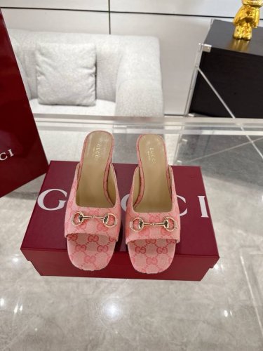 Gucci 女士马衔扣马嘴拖鞋 这款个性十足的鞋履以优质Gg牛皮革匠心打造，集品牌典藏设计与现代优雅格调于一体。这款凉鞋缀饰标志性双G配件，尽显经典魅力与品牌格
