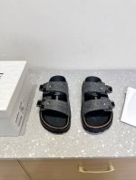 Dior X Birkenstock 联名款 Milcno凉拖鞋 鞋底上半部分是Dior的纹路 下半部分是勃肯的纹路 下面牛翻毛皮和羊毛纤维 体现联名背后的精湛