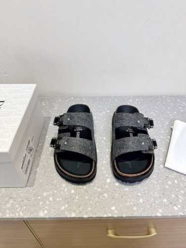 Dior X Birkenstock 联名款 Milcno凉拖鞋 鞋底上半部分是Dior的纹路 下半部分是勃肯的纹路 下面牛翻毛皮和羊毛纤维 体现联名背后的精湛