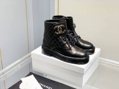 p直销 女鞋 女装 Chanel Fw21 New Arrival～ 小香 秋冬重工爆款菱格短靴 出的经典靴型，20款用的哑光皱牛皮 新款 黑、白两色都各用了两