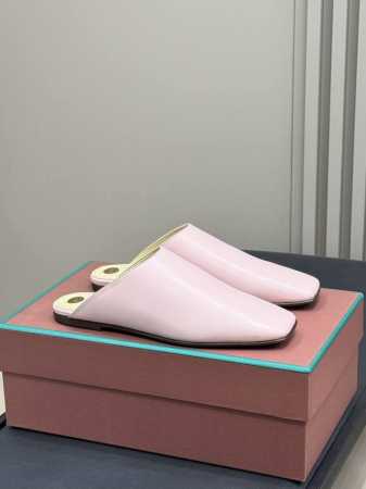 loro Piana Ss25 New Arrival～ L P70春夏半拖新品 最舒服的鞋子，没有之一 低调奢华的品牌，低调富人的不二选择！ 意大利真皮大底， - 点击图像关闭