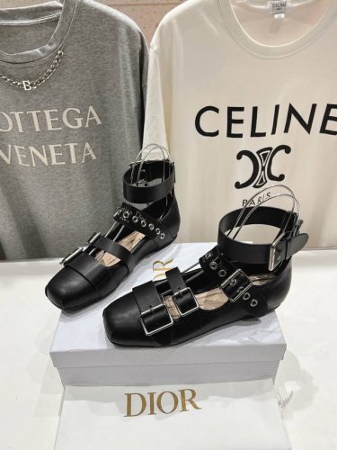 高版本出厂 DIOR*迪奥D家2025ss新款搭扣玛丽珍乐福鞋走秀款芭蕾舞鞋！顶级版本～超级仙女范的芭蕾舞鞋，鞋子蛮有看点，方头鞋头 ！颜值超高、个性又时尚、放