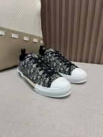 出厂价pp Dio*迪奥B23经典系列情侣款 高帮 低帮 休闲 运动鞋 板鞋 这款 B23 高帮运动鞋饰以米色和黑色 Oblique 印花 孔眼与正面鞋带 饰以