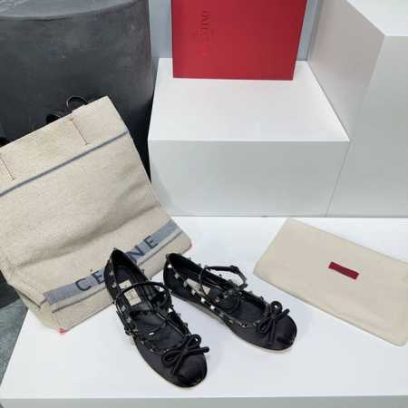 高品质出厂真丝390！原版做货！顶级品质！Valentino华伦天奴25夏季最新走秀款铆钉芭蕾舞鞋 简直眼前一亮 铆钉＋芭蕾舞鞋元素就是甜美酷酷的完美适配 ！ - 点击图像关闭