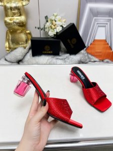 versace范思哲 专柜新款，香水瓶鞋跟系列 鞋面：漆皮 真丝烫钻、 内里垫脚：羊皮 跟高：6Cm 鞋底：意大利真皮大底 码数：35-44码 42 43 44