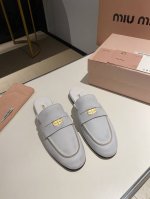 出厂价P P3402670春夏走秀款钱币半托乐福鞋！缪缪这一季这太美了吧！无敌搭配怎么穿都超级好看 钱币的设计很复古很时尚！ 鞋面采用原版进口牛皮！内里垫脚丝绸