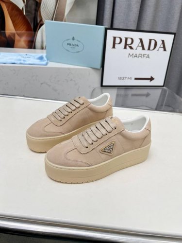 上新了 普拉达出厂价： Prada普拉达 最新 厚底 松糕鞋 三角标 休闲运动鞋 小白鞋面料: 原版定制进口头层牛皮内里: 原版进口羊皮底厚: 4.5CMSiz