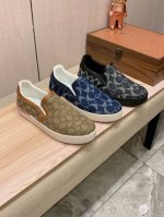 新款: 厂价 Coach 蔻驰* 最新爆款休闲鞋，顶端品牌 奢侈～代购，顶级～质量。 鞋面選用进口透气牛皮搭配织布材质透气羊皮垫脚 精细做工。原版个性时尚柔软橡
