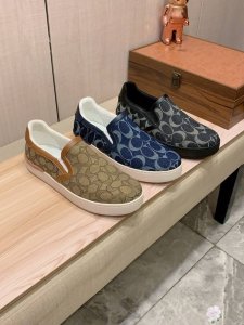 新款: 厂价 Coach 蔻驰* 最新爆款休闲鞋，顶端品牌 奢侈～代购，顶级～质量。 鞋面選用进口透气牛皮搭配织布材质透气羊皮垫脚 精细做工。原版个性时尚柔软橡