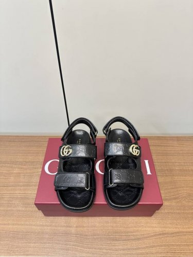 gucci｜古琦女士双G扣压花魔术贴沙滩凉鞋 这款凉鞋以Gg帆布匠心打造，缀饰一眼可辨的双G标识，配以浅金色调配件，为整个设计注入一抹精致优雅气息 原版定制双G