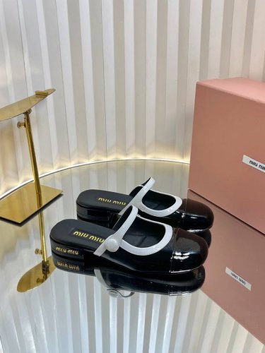 独家新品Miumiu Ss25 New Arrival miu家2025春夏玛丽珍半拖新品 光泽牛漆皮鞋面一字带 鞋跟金属Miumiu logo饰以点缀 细节质