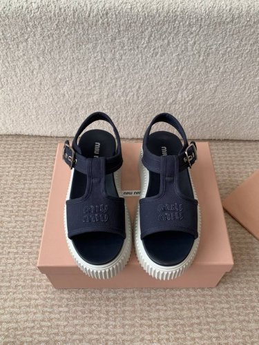 miu Miu 25Ss春夏新款松糕厚底帆布罗马露趾休闲凉鞋 质感非常高级 厚底设计非常容易驾驭穿搭 搭配袜子 更显新潮 ！大长腿利器 超级推荐！ 鞋面采用定制