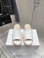 25Ss春夏新款Dior 迪奥D-Attitude 坡跟凉拖鞋交叉扣带防水台拖鞋 这款 Attitude Dior坡跟凉拖是二零二四冬季成衣系列新品，从复古标识