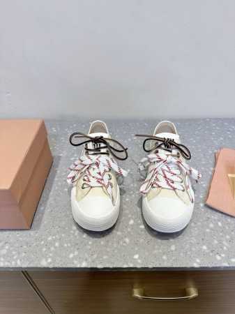 出厂p布面 p皮面 、Miu Miu 缪缪 25Ss春夏新款 复古 休闲鞋 本季Miu Miu延续了该风格推出了专属款，整体鞋型线条简约＋轻薄鞋底设计，配色大胆 - 点击图像关闭
