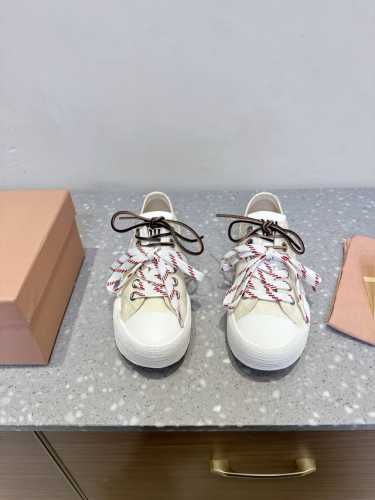 出厂p布面 p皮面 、Miu Miu 缪缪 25Ss春夏新款 复古 休闲鞋 本季Miu Miu延续了该风格推出了专属款，整体鞋型线条简约＋轻薄鞋底设计，配色大胆