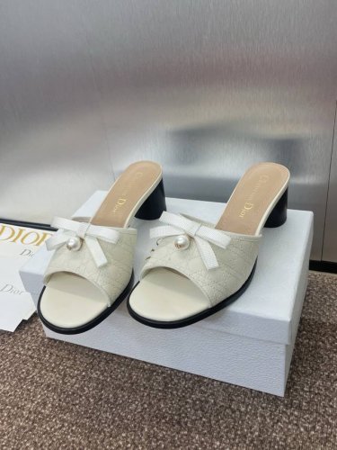 工厂p价p dior 迪奥2025春夏新款Ballet系列圆柱跟电绣藤格纹蝴蝶结珍珠女鞋 Cd明星同款鱼嘴露趾高跟圆头一字拖凉鞋 材质 鞋面进口全粒面小牛皮+水