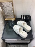 出厂价 高端品质 香家 2024秋冬羊毛拖、爆款来袭 顶级 品质、完美细节、市场最高版本、你值 拥 :Lvu 原版进口高密度发泡大底 进口皮毛一体羊毛进口香家布