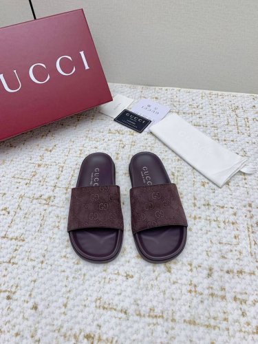 出厂 高版本 Gucci 夏季最新款凉鞋，拖鞋，沙滩鞋 百搭M多裙子 裤子，网红搭配不同颜色袜子穿也超级洋气 Gucci原版牛皮面 双G~Logo Tpu防滑大