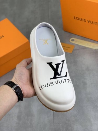 工厂p价p 实价 Louls Vultton 路易威登 新款半拖男鞋抢先上市 材料做工完胜市场所有版本 最高品质进口原版顶级小牛皮鞋面配潮流打印图案 内里材料采