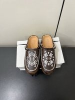 cotem P70新款刺绣勃肯拖鞋穆勒半拖鞋Rudeneja 中古包头半拖鞋 圆头穆勒拖鞋轮廓比普通鞋子略大，适应多种脚背厚度，以其圆头设计和平底款式闻名。 本