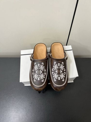 cotem P70新款刺绣勃肯拖鞋穆勒半拖鞋Rudeneja 中古包头半拖鞋 圆头穆勒拖鞋轮廓比普通鞋子略大，适应多种脚背厚度，以其圆头设计和平底款式闻名。 本