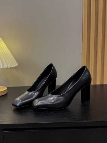 出厂价 25年新款上市走秀明星新品时尚潮流 PRADA 普拉达 方头高跟方跟粗跟凉鞋后空单鞋。能够完美的修饰脚型，让你的双脚看起来又纤细又修长，自带一种优雅和锐