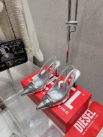 Diesel小众个性尖头凉鞋 高跟鞋 今年谁还没拥有Diesel的搭配神器 你们这群辣妹都入手了吗？无论是鞋子衣服包包都太太太好看了！ 鞋面采用牛皮 进口定制布