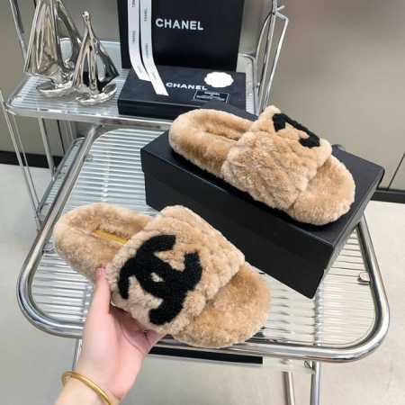 出厂价 CHANE*小香 24 新款毛毛拖鞋真的太可爱啦 柔软蓬松的毛毛 舒服暖脚！ 秋冬搭配子休闲又慵懒 上脚真的好看又时髦！美腻美爆了！ 进口羊毛 手感细腻 - 点击图像关闭