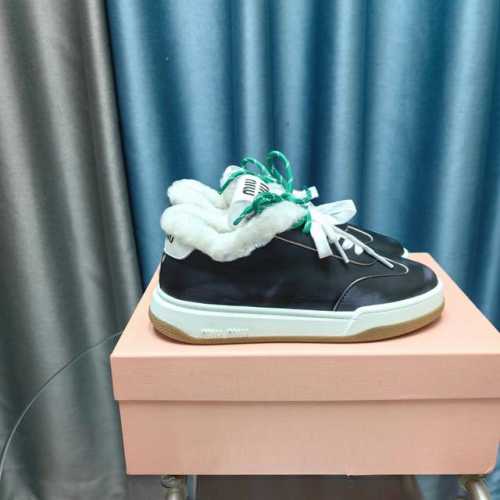 miumiu缪缪家早春最新走秀款 休闲脏脏鞋 运动小白鞋 国内外博主刷爆的一款，小红书种草系列，复古又时髦上脚美炸了 简约的运动板鞋设计，极具辨识度的鞋舌，打造