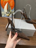 BrunelloCucinelli 。时尚高跟凉鞋上新款了。面料：进口羊绒。内里羊皮，纯铜珠链，上脚美观大方，百分百原版开发。原版包装，码数35 －42。35