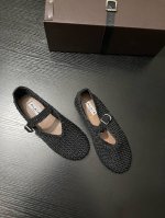 ALAA玛丽珍鞋 将复古与自然完美交织。独特的编织纹理，充满夏日氛围感，金属扣带设计增添利落感，既有着田园的清新，又不失都市的精致。无论是漫步度假小镇，还是穿梭