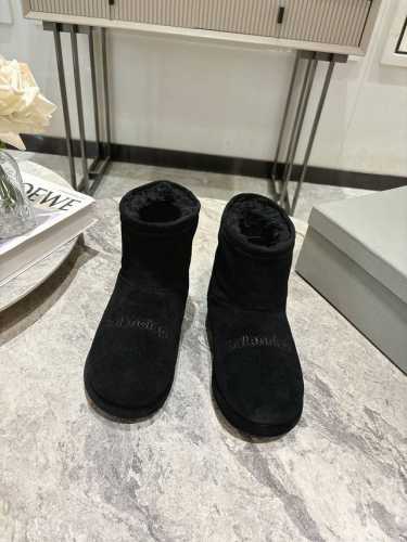 BALENCIAGA 巴黎世家 秋冬新款 勃肯毛拖.雪地靴 勃肯毛拖24秋冬秀款 脚感很舒服，原版麂皮面料随便简便穿搭 羊毛里 超级暖和 balenciaga正