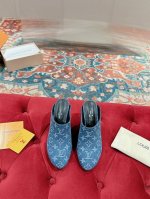 Lv 路易威登 可爱十足非常减龄，完全不害怕显腿短，穿上后显得腿又瘦又直，超级推荐！ 简约好搭超显腿长！质感满满，纹理清晰，有光泽 鞋面:进口牛漆皮 丝绒 内里