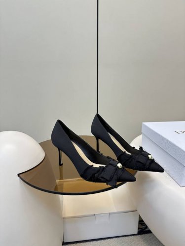 顶级原单 配飞机盒 dior 迪奥 新品蝴蝶结Cd珍珠扣高跟单鞋 新品珍珠扣高跟鞋 性感且时髦 蝴蝶结上加了Cd细节的珍珠设计精致 必备款舒适感真的极极好 面料