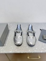 balenciaga 巴黎世家 25Ss春夏新款 芭蕾舞鞋 无愧是巴黎世家出的芭蕾鞋都满满的复古感！ 这款专柜超级难买门店限定可不是随便一家专柜都有售的 鞋面全