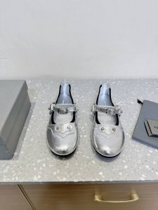 balenciaga 巴黎世家 25Ss春夏新款 芭蕾舞鞋 无愧是巴黎世家出的芭蕾鞋都满满的复古感！ 这款专柜超级难买门店限定可不是随便一家专柜都有售的 鞋面全