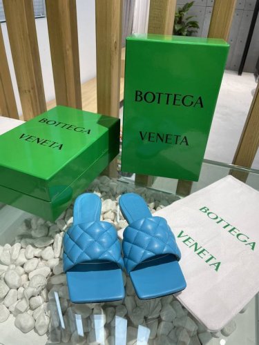 Bv 葆蝶家 新款新色菱格平底拖鞋18色入 Bv经典之作永不落伍 官网实体店一直更新 可见设计灵魂 经典一字拖设计 简约 得体 鬼才设计师惊世骇俗之作 小小菱格